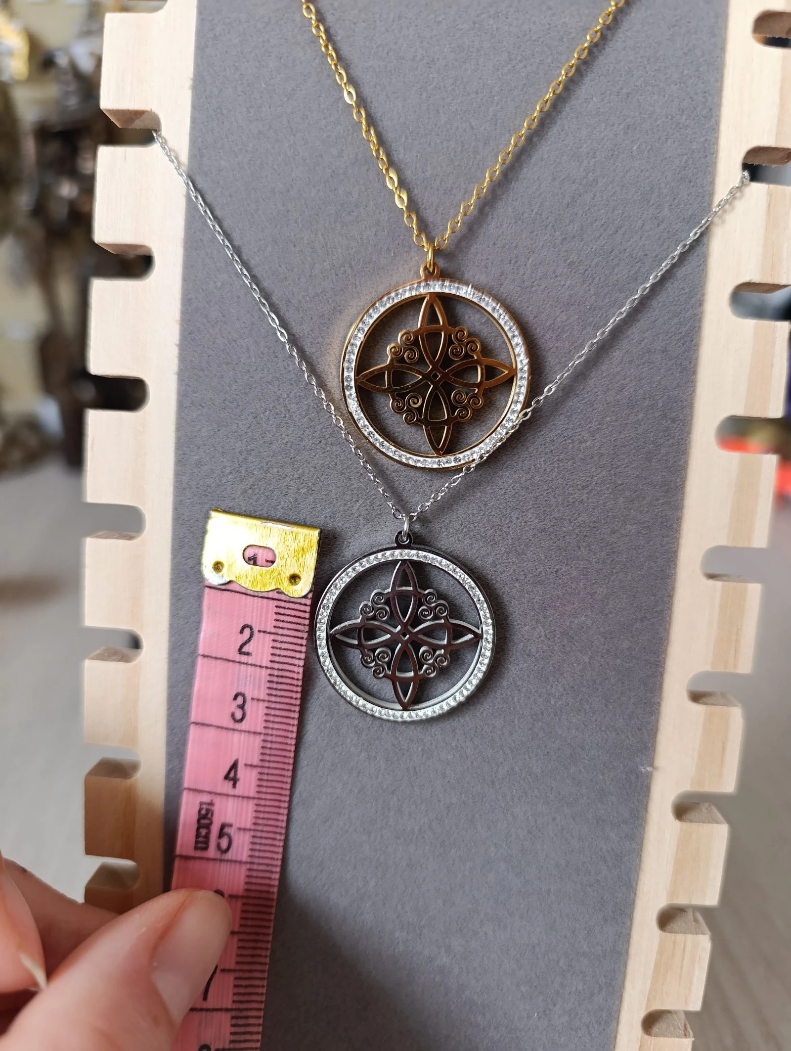 Collier avec nœud de sorcière et paillettes – photo 5